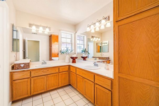 Bathroom, Dual Sink Vanities, Interior