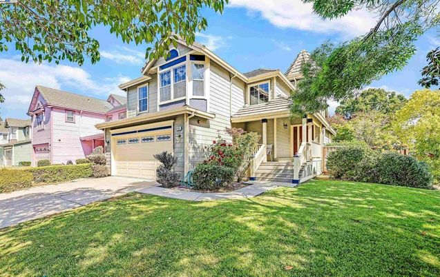 Attached, Backyard, Exterior, Facade, Queen Anne Victorian