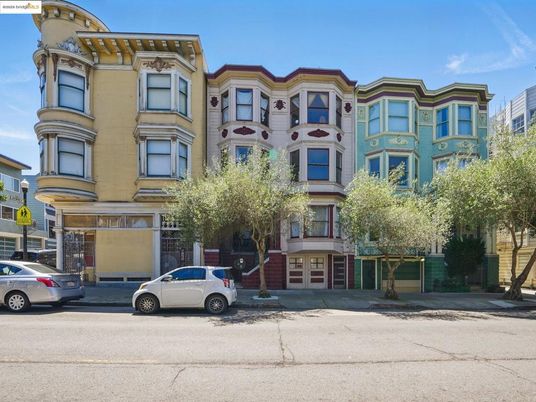 Exterior, Facade, Rowhouse