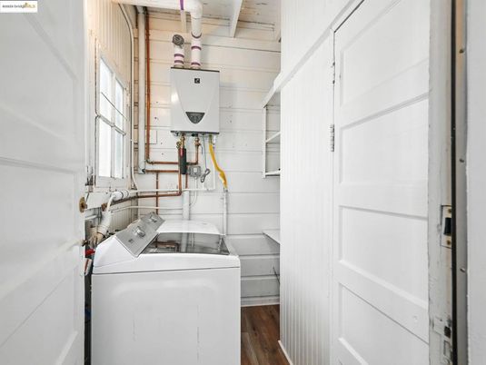 Interior, Washer, Wood Texture Flooring