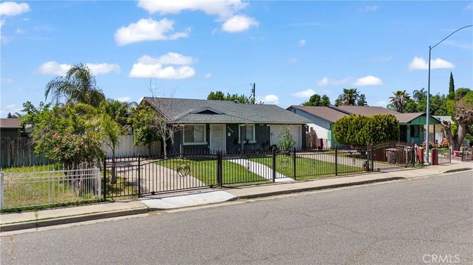 Exterior, Facade, Ranch