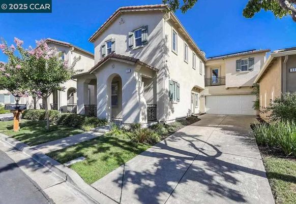 Attached, Exterior, Facade, Mediterranean