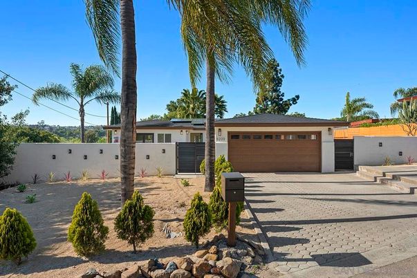 Attached, Exterior, Facade, Ranch