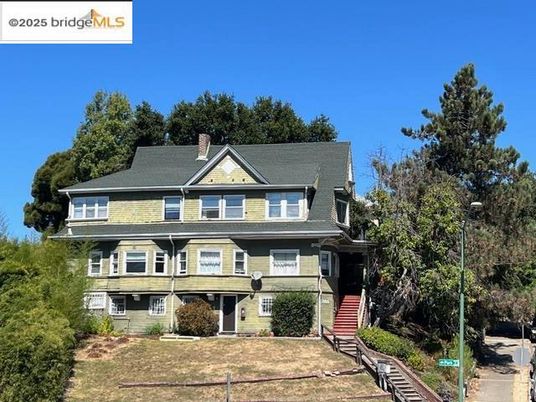 Exterior, Facade, Queen Anne Victorian