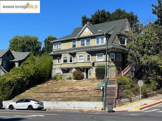 Exterior, Facade, Queen Anne Victorian