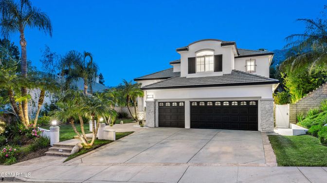 Attached, Exterior, Facade, Mediterranean