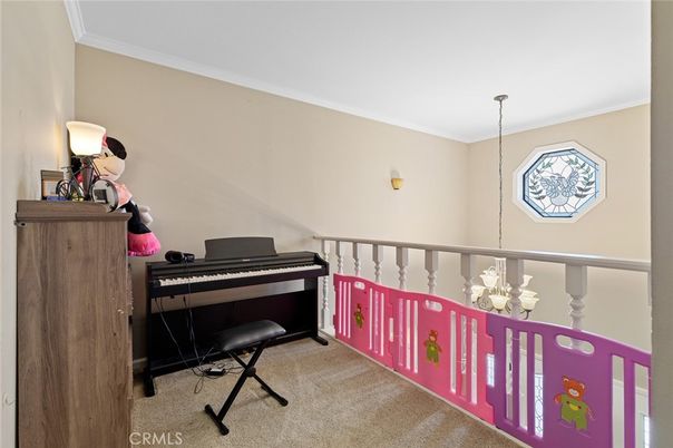 Interior, Piano