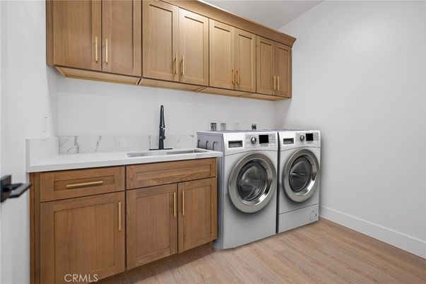 Interior, Washer, Wood Texture Flooring