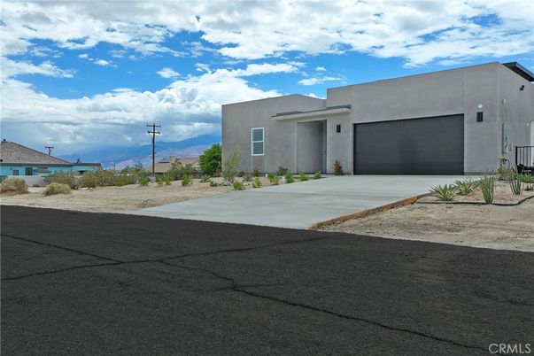 Attached, Exterior, Facade, Modern