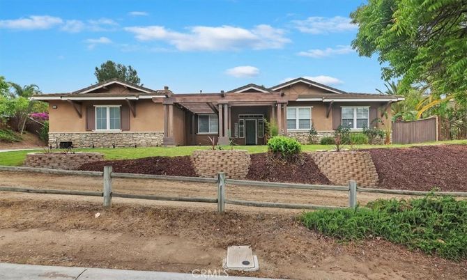 Exterior, Facade, Ranch