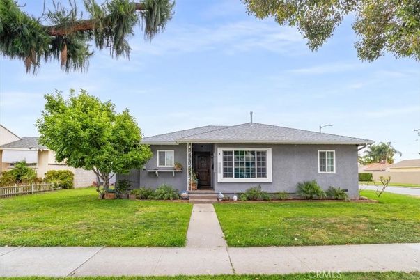 Backyard, Exterior, Facade, Ranch