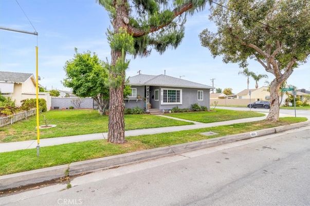 Backyard, Exterior, Facade, Ranch