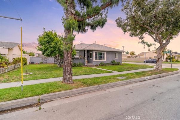 Backyard, Exterior, Facade, Ranch