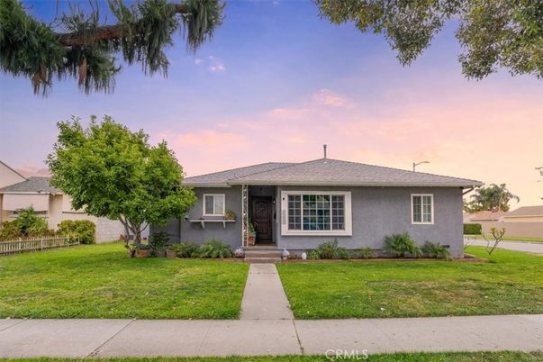 Backyard, Exterior, Facade, Ranch