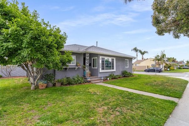 Backyard, Exterior, Facade, Ranch