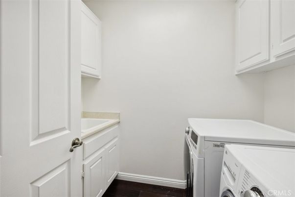 Interior, Washer, Wood Texture Flooring