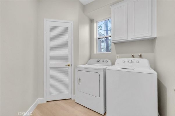 Interior, Utility Closets, Washer, Wood Texture Flooring