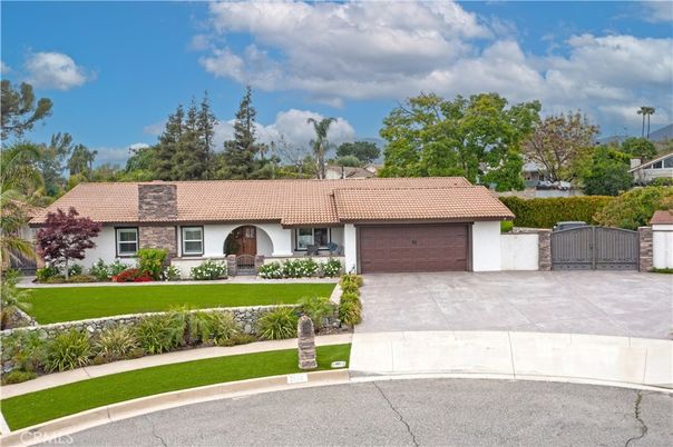 Attached, Exterior, Facade, Ranch