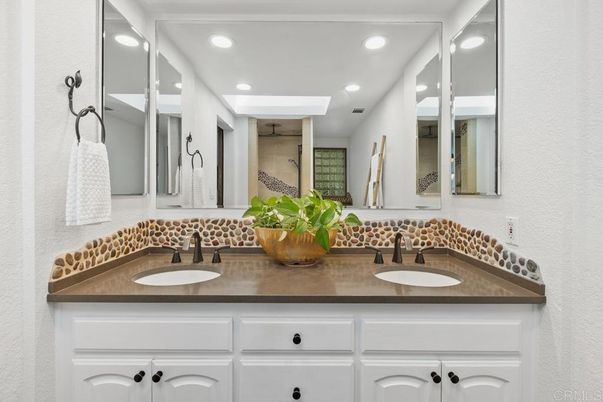 Bathroom, Dual Sink Vanities, Interior, Recessed Lighting