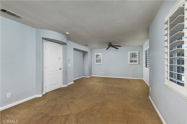 Empty room, Interior