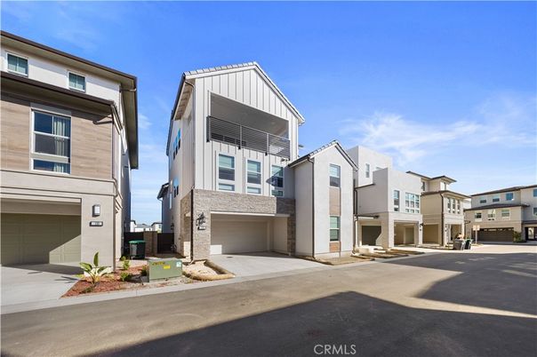 Attached, Exterior, Facade, Rowhouse