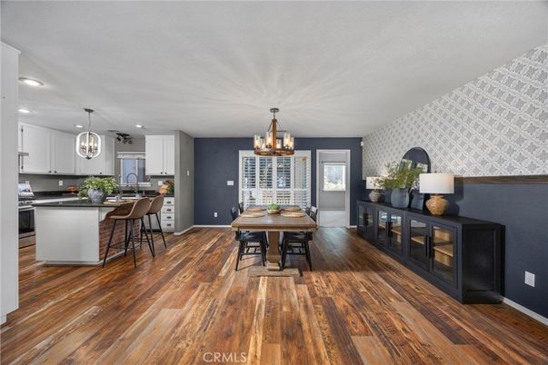 Chandelier, Dining room, Interior, Kitchen, Pendant Lights, Recessed Lighting, Wood Texture Flooring