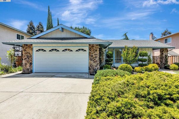 Attached, Exterior, Facade, Ranch