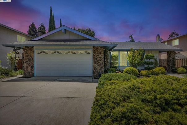 Attached, Exterior, Facade, Ranch