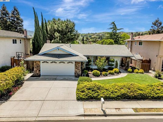 Attached, Exterior, Facade, Ranch