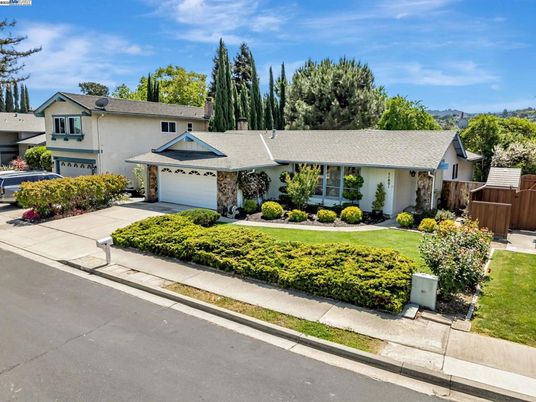 Attached, Exterior, Facade, Ranch