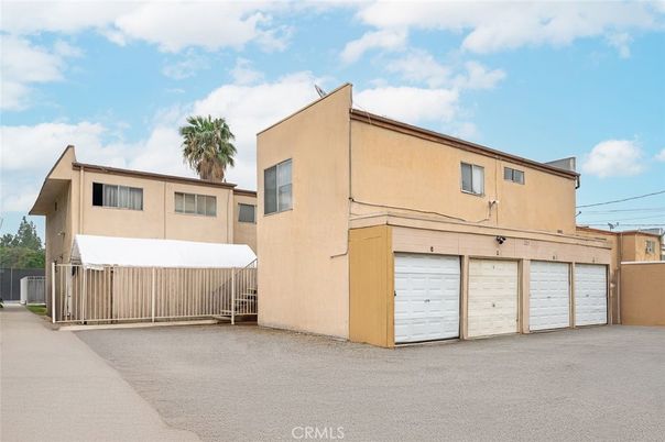 Attached, Exterior, Facade, Modern