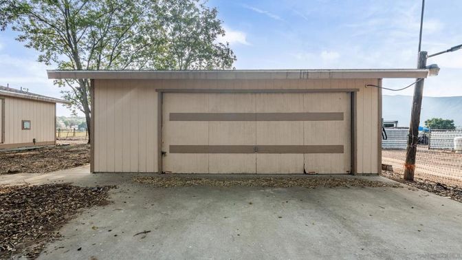 Detached Garage, Exterior