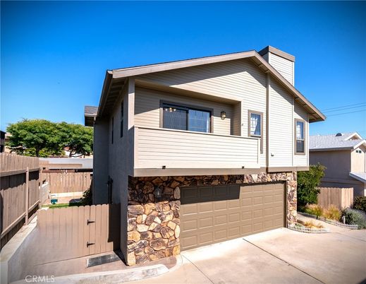 Attached, Exterior, Facade, Modern