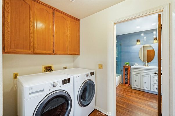 Interior, Recessed Lighting, Washer, Wood Texture Flooring