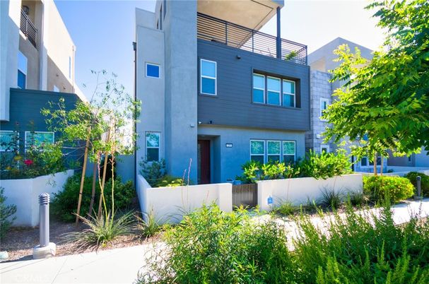 Exterior, Facade, Modern