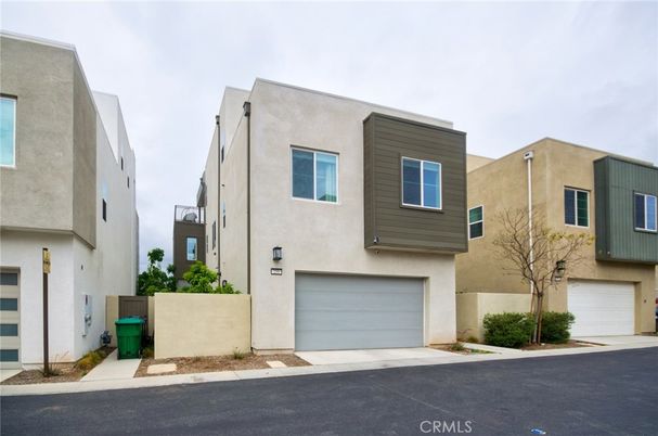 Attached, Exterior, Facade, Rowhouse