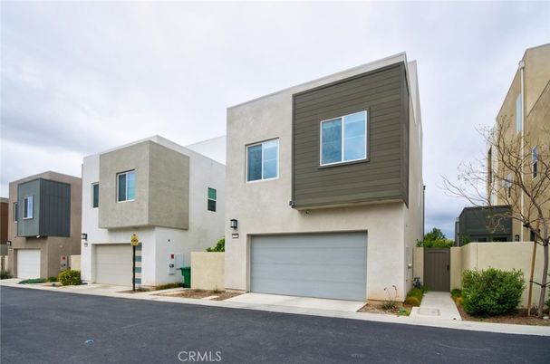 Attached, Exterior, Facade, Modern