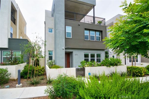Exterior, Facade, Modern