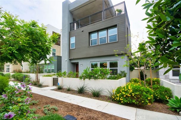 Exterior, Facade, Modern