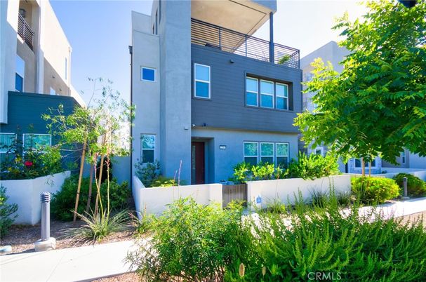 Exterior, Facade, Modern