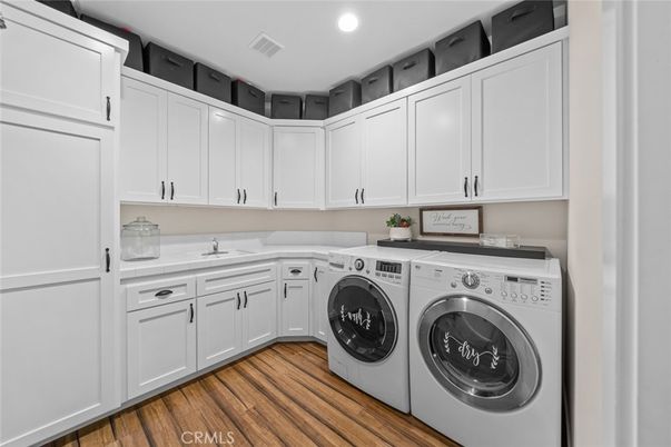 Interior, Recessed Lighting, Washer, Wood Texture Flooring