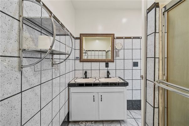 Bathroom, Interior, Tile Countertops