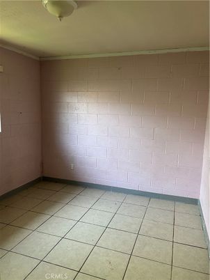 Empty room, Interior