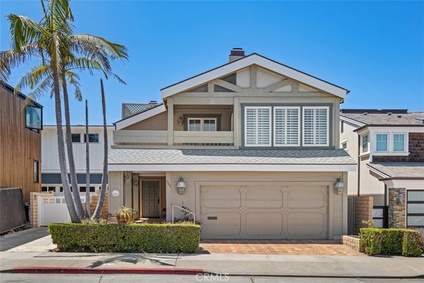 Attached, Exterior, Facade, American Craftsman