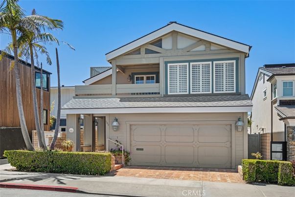 Attached, Exterior, Facade, American Craftsman
