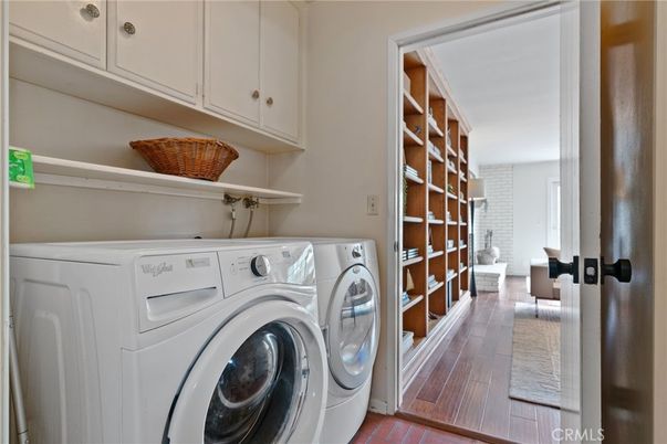Interior, Washer, Wood Texture Flooring