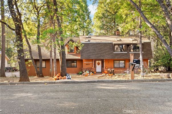 Exterior, Facade, Brick Facade, Log Home