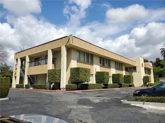 Exterior, Facade, Modern