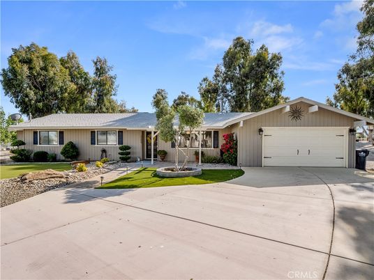 Attached, Exterior, Facade, Ranch