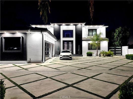 Exterior, Facade, Modern